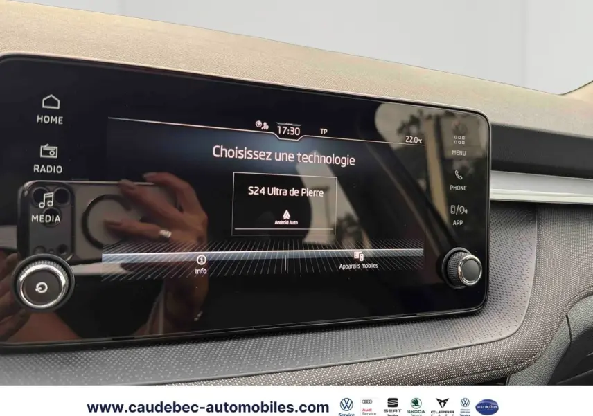 Écran tactile central du tableau de bord de la Skoda Fabia noire, affichant le menu de sélection technologique.