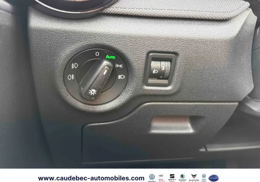 Détail du tableau de bord de la Skoda Fabia 2025 avec commande des phares en mode automatique, finition noire.