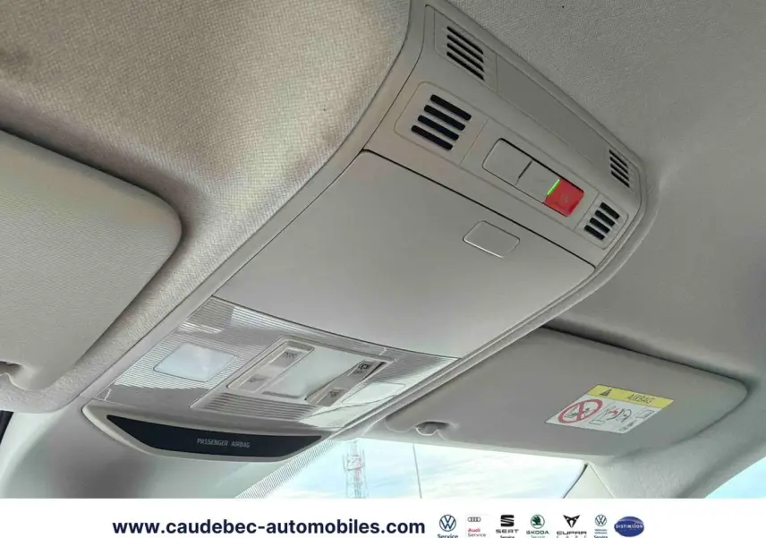 Vue intérieure du plafonnier gris clair de la Skoda Fabia 2025, avec commandes et voyants intégrés.
