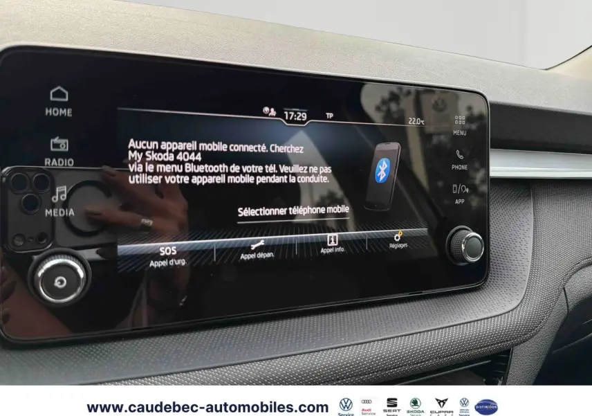 Écran tactile central 8,25'' de la Skoda Fabia 2025 avec interface Bluetooth et commandes autour.