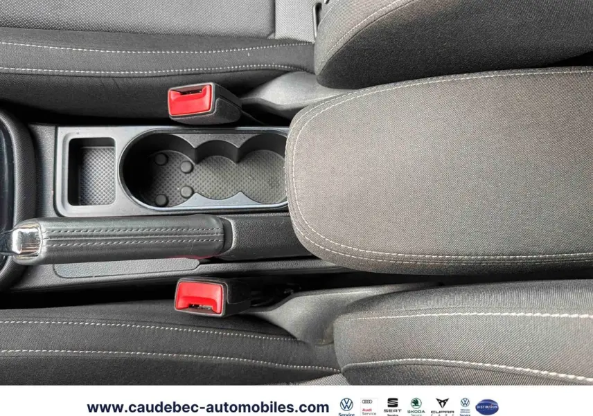 Vue rapprochée de la console centrale noire du Skoda Fabia 2025 avec frein à main manuel et accoudoir tissu.