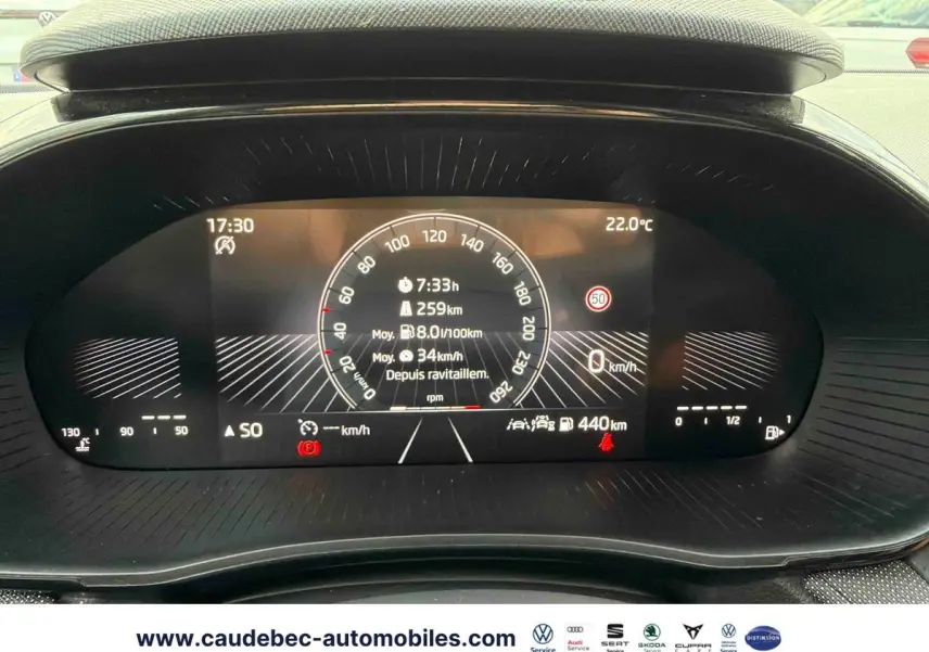 Affichage numérique du tableau de bord de la Skoda Fabia 2025, montrant vitesse, autonomie et température.