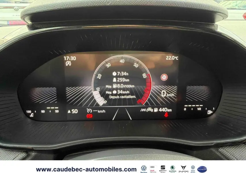 Vue rapprochée du tableau de bord numérique de la Skoda Fabia 2025 affichant la vitesse, la température et l'autonomie.