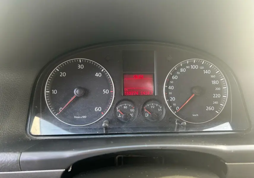 Tableau de bord du Volkswagen Touran 1.9 TDI gris de 2004, affichant compte-tours, vitesse et jauges en vue frontale.