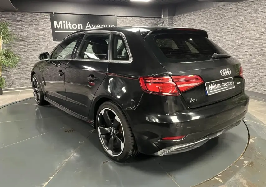 Audi A3 1.4 TFSI e-tron S line noire vue 3/4 arrière droit avec jantes noires brillantes 18 pouces
