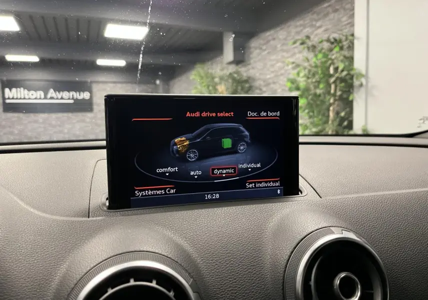Écran central du tableau de bord d'une Audi A3 1.4 TFSI e-tron S line affichant le mode de conduite dynamic.