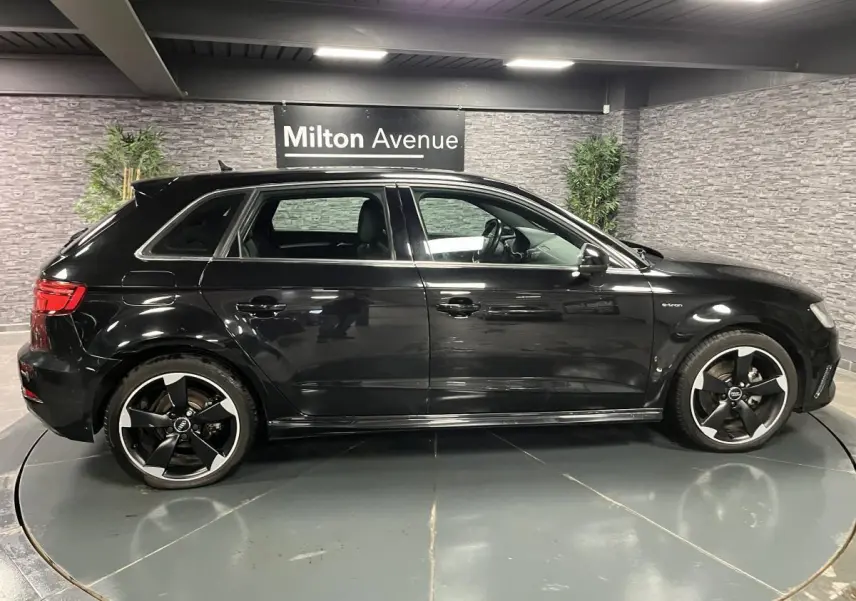 Audi A3 1.4 TFSI e-tron S line noire vue de profil côté gauche avec jantes noires polies 18 pouces