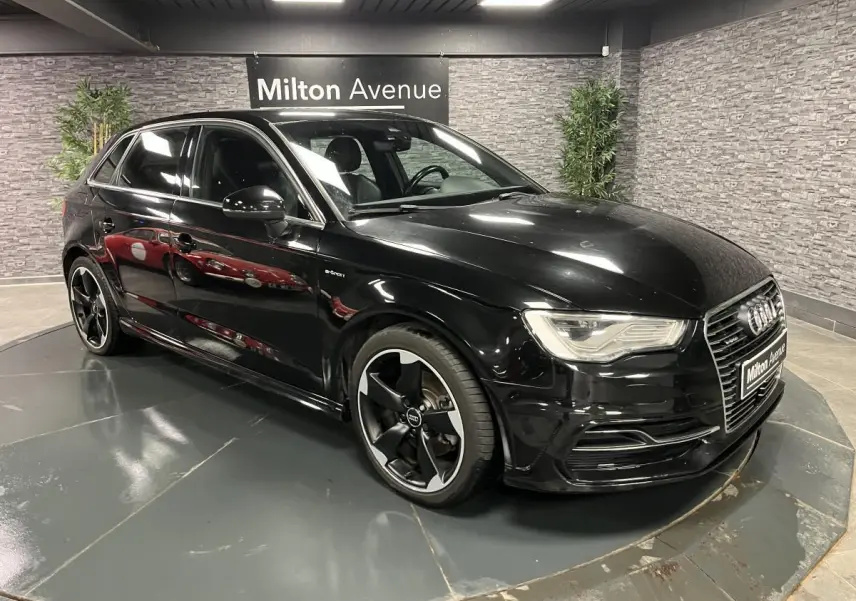 Audi A3 1.4 TFSI e-tron S line noire vue 3/4 avant droit avec jantes noires brillantes 18 pouces