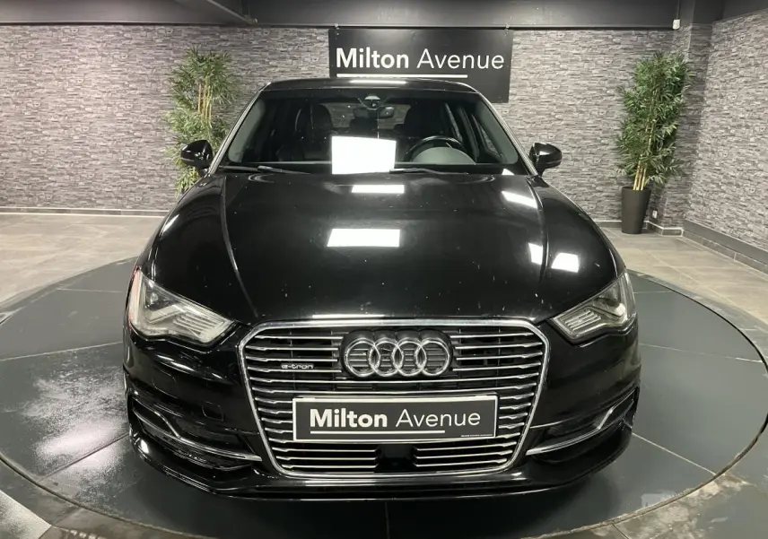 Vue de face d'une Audi A3 1.4 TFSI e-tron S line noire avec calandre Singleframe chromée et logo e-tron visible.