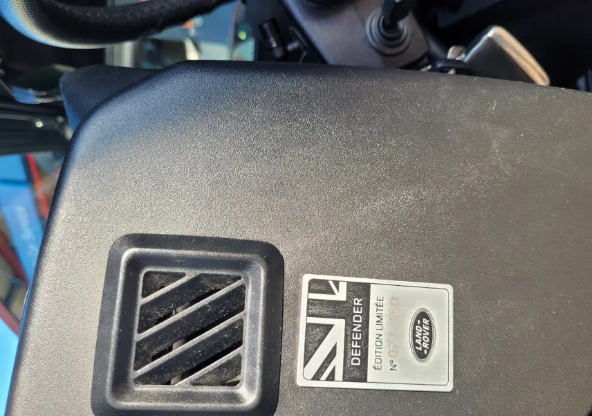 Plaque édition limitée Land Rover Defender 110 gris, détail intérieur avec numéro de série gravé sur métal.