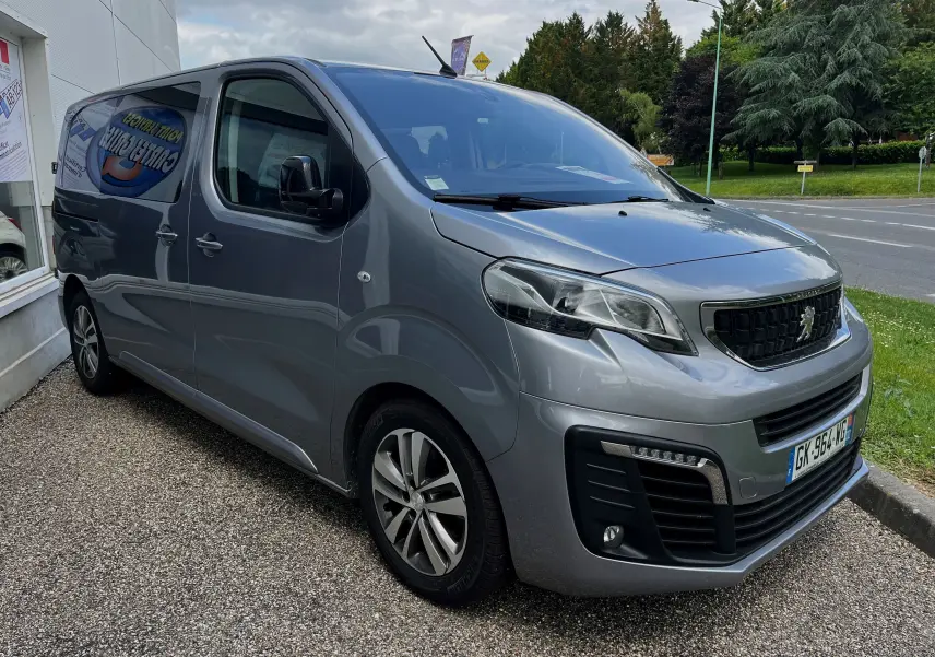 Vue 3/4 avant droit d'un Peugeot Expert cabine approfondie gris métallisé, avec calandre noire et jantes alliage.