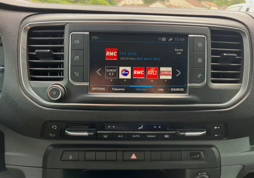 Tableau de bord du Peugeot Expert cabine approfondie 2022 en gris, vue centrale sur l'écran tactile et commandes climatisation