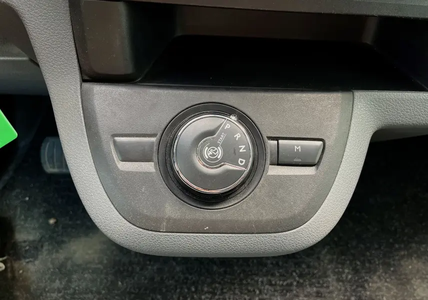 Gros plan sur la commande rotative de la boîte automatique du Peugeot Expert Cabine Approfondie gris 2022.