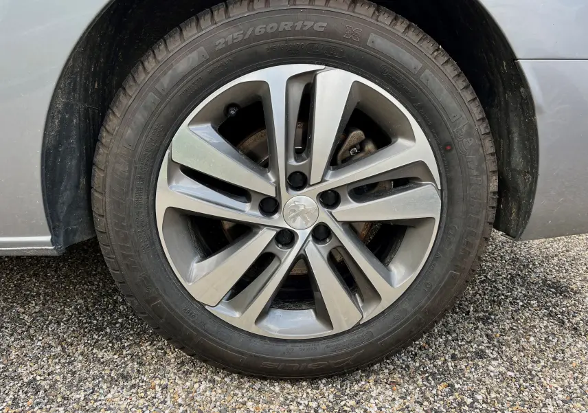 Gros plan sur la roue avant droite grise d'un Peugeot Expert Cabine Approfondie 2022 avec jante alliage distinctive.