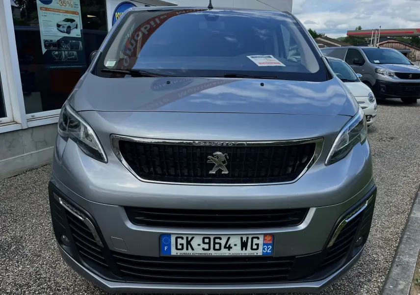 Vue avant d'un Peugeot Expert Cabine Approfondie gris 2022 avec calandre noire et plaques françaises visibles.