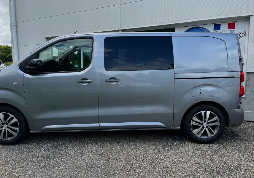 Profil côté gauche du Peugeot Expert Cabine Approfondie gris 2022 avec vitres arrière teintées et jantes alliage.