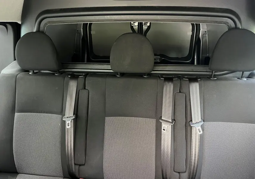 Vue intérieure sur la banquette arrière noire et grise du Peugeot Expert Cabine Approfondie gris, version Business 2022.