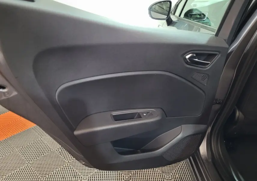 Vue rapprochée de la porte arrière gauche gris foncé de la Renault Clio Evolution Blue dCi 100 avec commande de vitre.