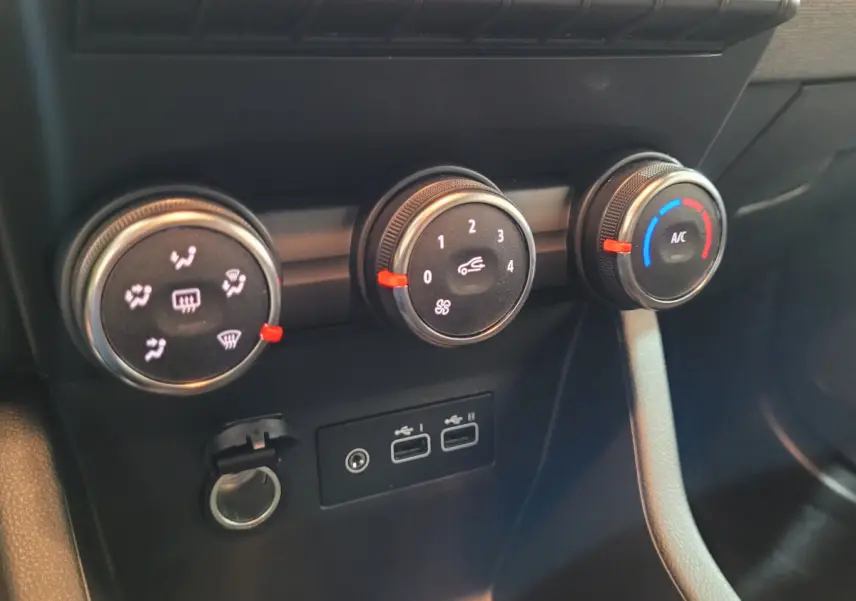 Gros plan sur les commandes de climatisation et ports USB de la Renault Clio gris foncé Evolution Blue dCi 100 2025.