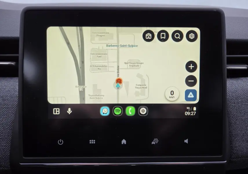 Écran tactile multimédia affichant la navigation GPS dans l'habitacle d'une Renault Clio gris schiste.