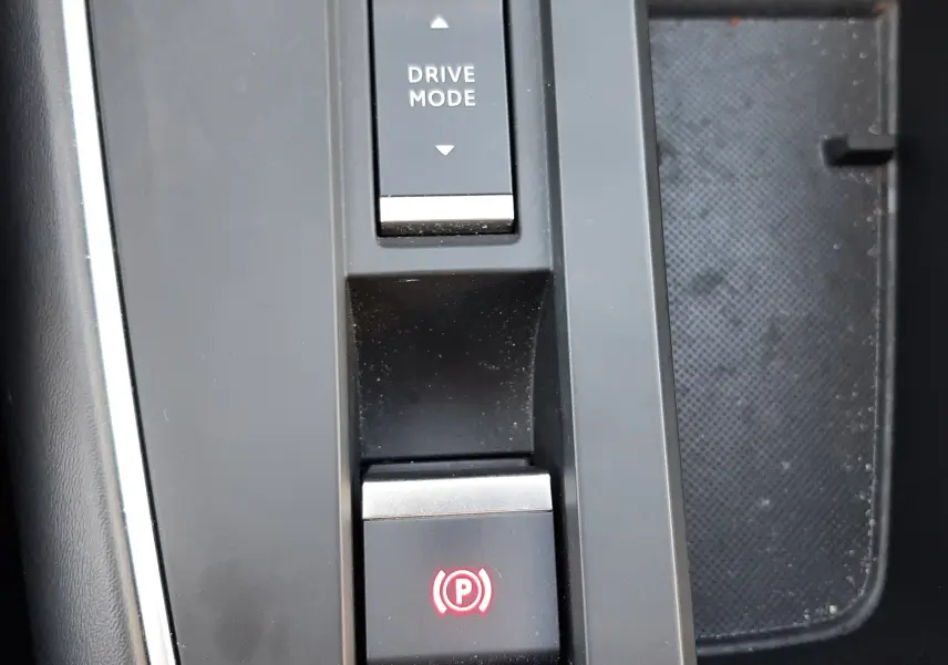 Gros plan sur la console centrale du Citroën C5 Aircross Hybrid gris acier, montrant le bouton Drive Mode et frein à main électrique.