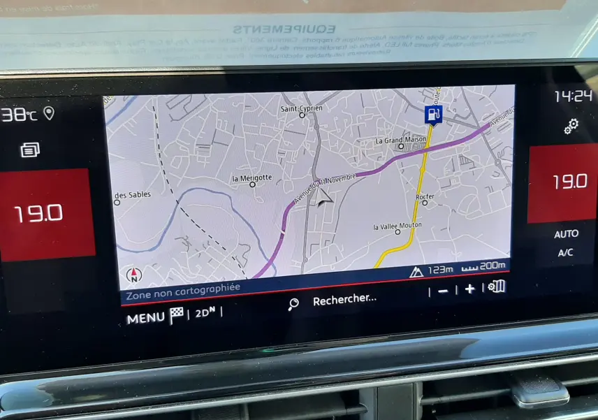 Écran tactile central du tableau de bord du Citroën C5 Aircross Hybrid 2024, affichant la navigation et la climatisation.