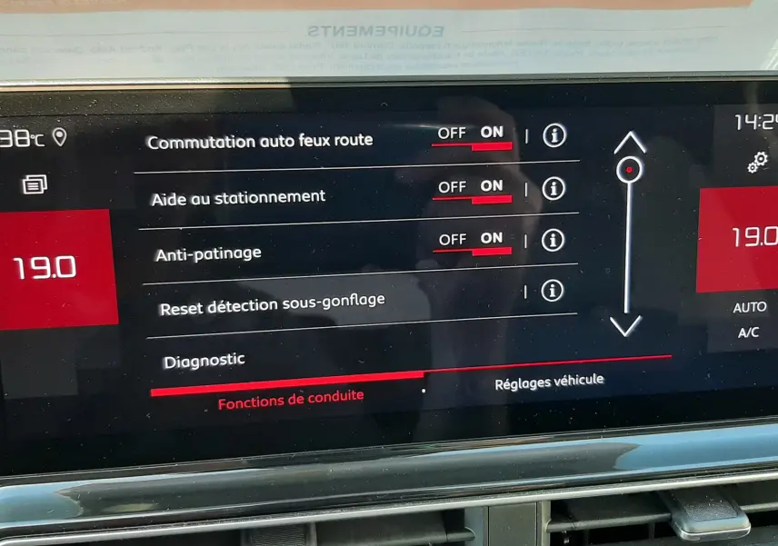 Écran tactile central de la Citroën C5 Aircross Hybrid 136 e-DCS6 Max affichant les réglages d’aide à la conduite.