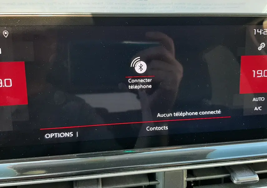Écran tactile central du tableau de bord du Citroën C5 Aircross Hybrid 136 e-DCS6 Max avec affichage de connexion Bluetooth.