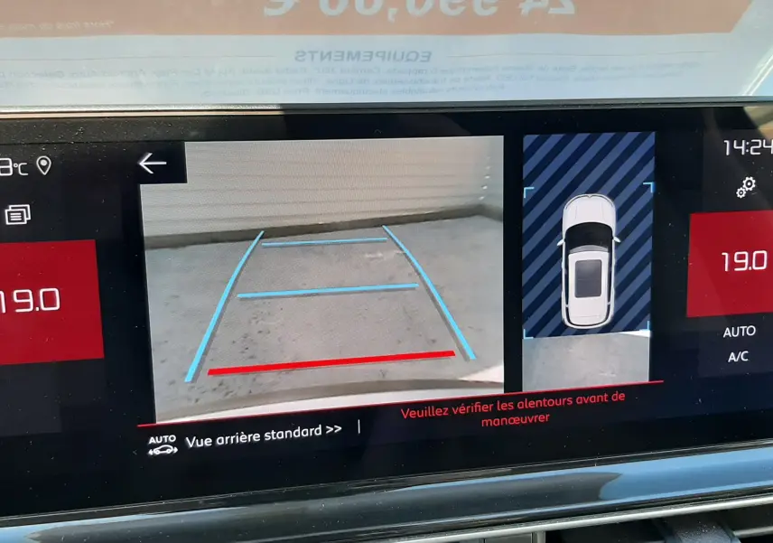 Écran de caméra de recul du Citroën C5 Aircross Hybrid 136 e-DCS6 Max, affichant la vue arrière avec guidage de trajectoire.