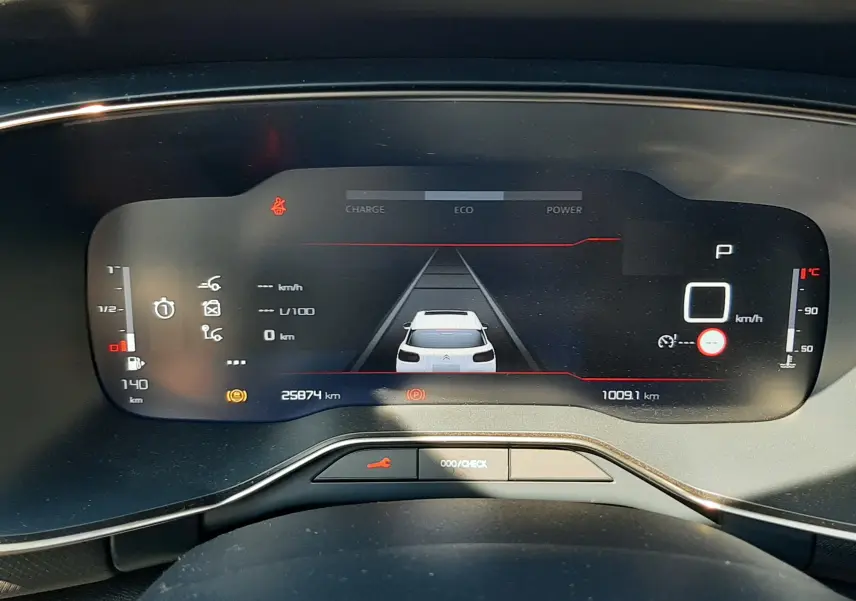 Tableau de bord numérique du Citroën C5 Aircross Hybrid 136 e-DCS6 Max, affichage de la consommation et indicateurs de conduite.