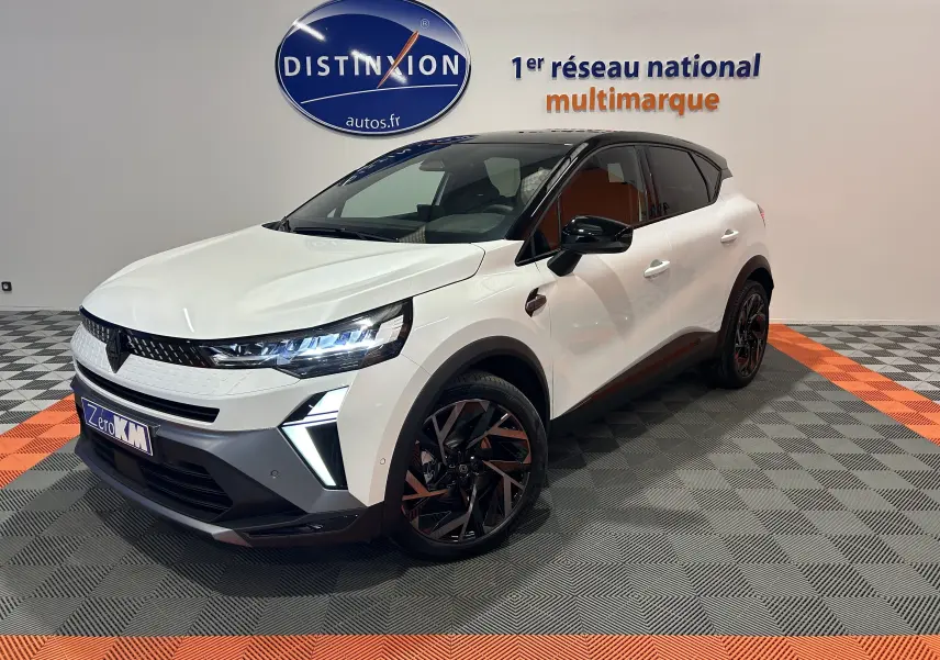 Renault Captur II Ph.2 blanc nacré en 3/4 avant droit, avec jantes noires et toit noir contrasté.