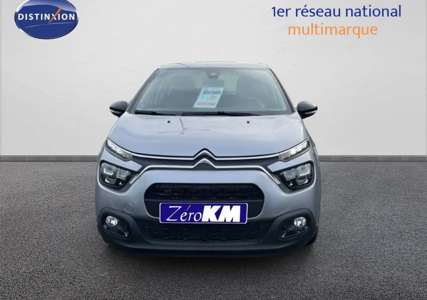 Vue frontale d'une Citroën C3 1.2 PureTech 82ch Plus gris Artense métal avec phares LED et calandre noire distinctive.