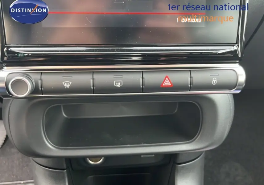 Gros plan sur la console centrale de la Citroën C3 2024, montrant les boutons de commande et l'écran tactile.