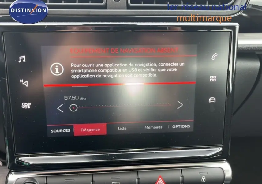 Gros plan sur l'écran tactile central de la Citroën C3 gris Artense 2024 affichant un message d'absence de navigation.