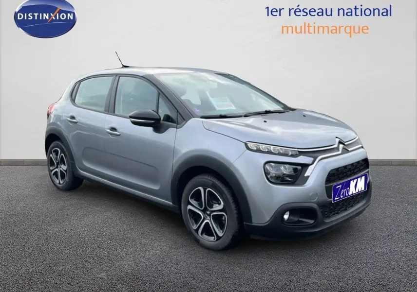 Citroën C3 1.2 PureTech 82ch Plus gris Artense métal vue 3/4 avant droit sur fond neutre.