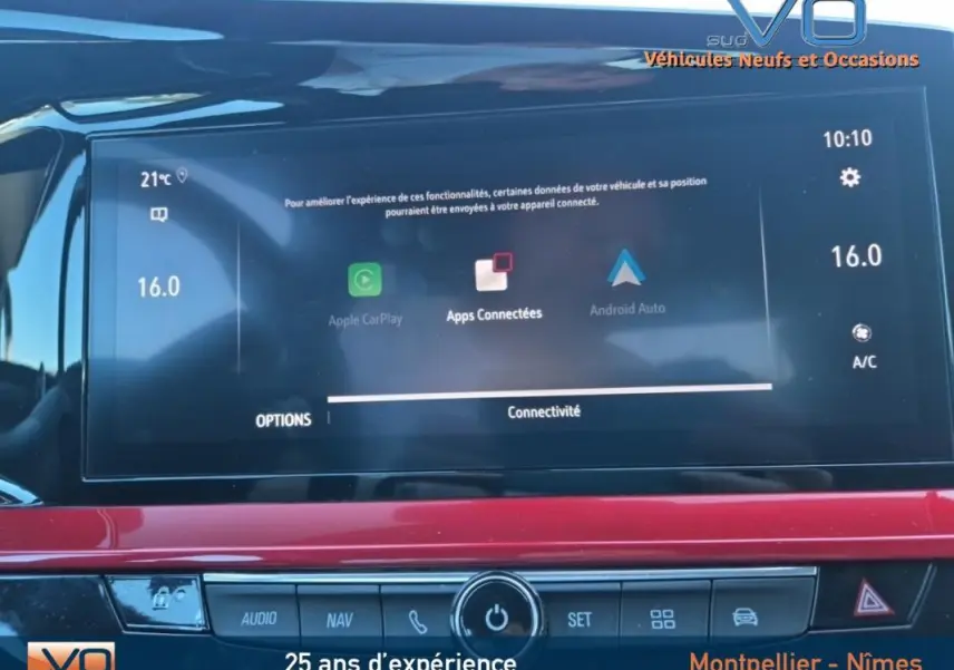 Écran tactile central de l’Opel Mokka 2022 affichant les options Apple CarPlay et Android Auto, avec commandes audio en dessous.