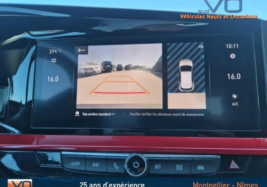 Écran tactile affichant la caméra de recul et l'aide au stationnement du tableau de bord d'un Opel Mokka gris clair.