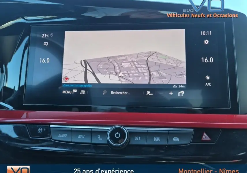 Écran tactile du système de navigation de l’Opel Mokka gris clair, avec commandes audio et climatisation visibles.