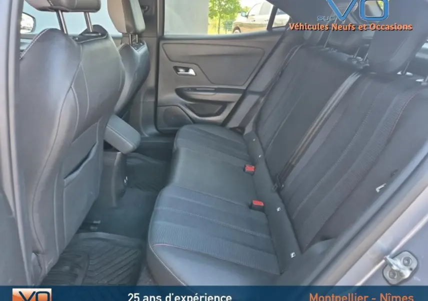 Vue intérieure arrière côté droit de l'Opel Mokka gris clair, montrant les sièges arrière en tissu et cuir avec appuis-tête.