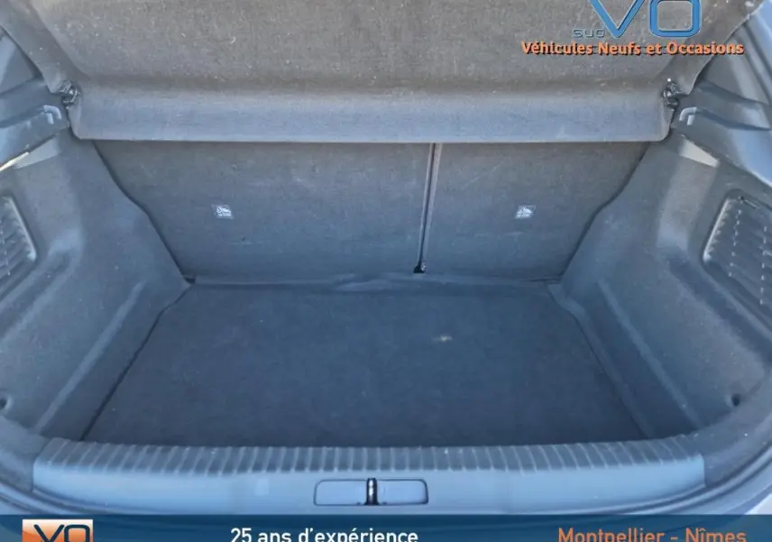 Coffre ouvert de l'Opel Mokka gris clair 2022, montrant un espace de chargement propre et spacieux.