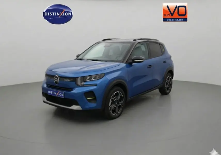 Citroën C3 Turbo 100 ch bleu en 3/4 avant droit, avec jantes alliage 17 pouces et barres de toit noires.