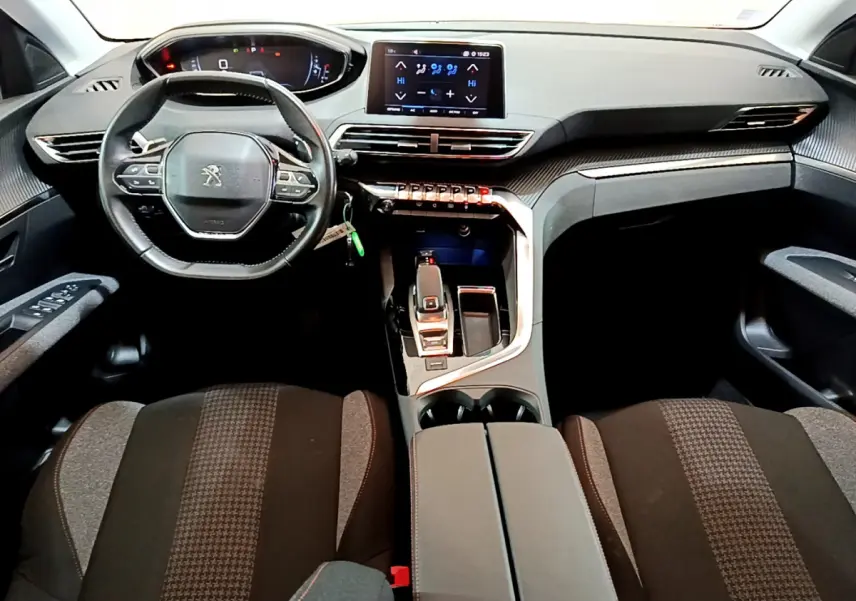 Intérieur Peugeot 3008 2020 vu de face, tableau de bord moderne avec écran tactile et volant cuir multifonctions.