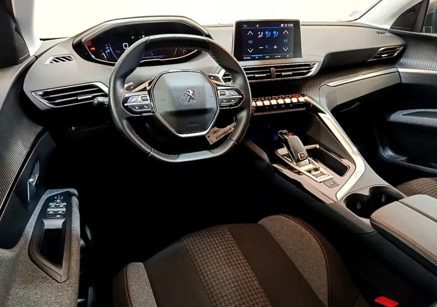 Intérieur Peugeot 3008 2020 vue côté conducteur, tableau de bord moderne avec écran tactile et volant cuir compact.