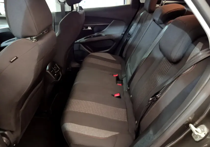 Vue intérieure côté droit des sièges arrière noirs du Peugeot 3008 2020 avec ceintures et appuie-têtes visibles.