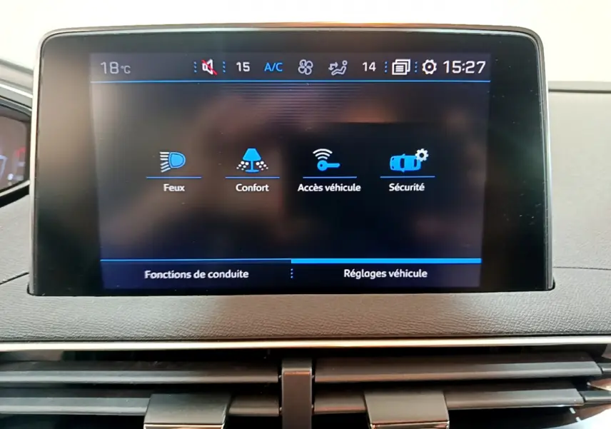 Écran tactile central du tableau de bord du Peugeot 3008 2020 affichant les réglages Feux, Confort, Accès véhicule et Sécurité.