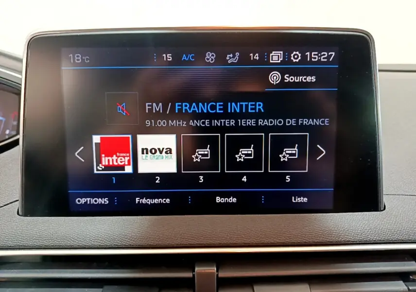 Écran tactile central affichant la radio FM France Inter dans l'habitacle du Peugeot 3008 gris foncé de 2020.