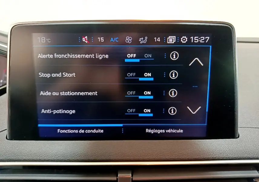 Écran tactile central du tableau de bord du Peugeot 3008 2020 affichant les réglages d'aide à la conduite.
