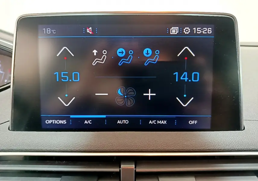 Écran tactile central du tableau de bord du Peugeot 3008 gris foncé affichant la climatisation bi-zone en fonctionnement.