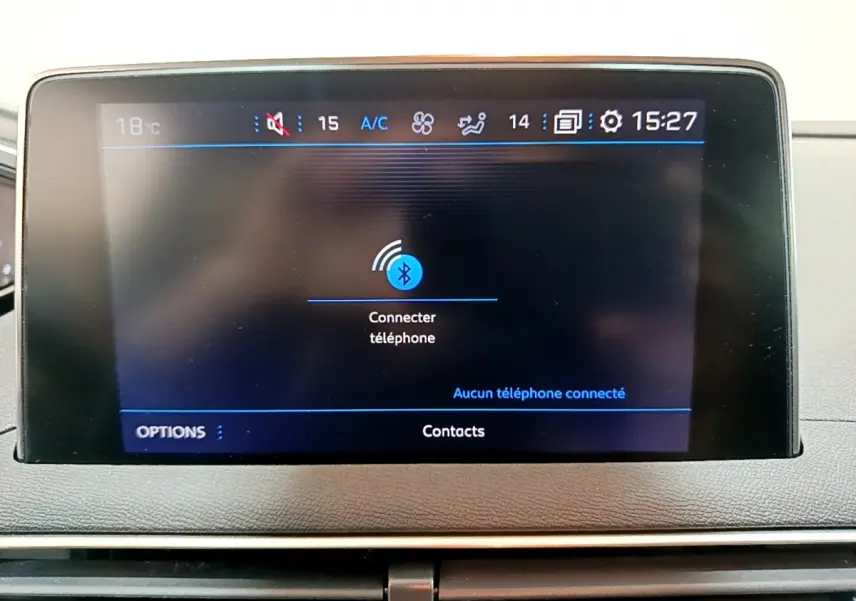 Écran tactile central du tableau de bord du Peugeot 3008 gris foncé, affichant la connexion Bluetooth au téléphone.
