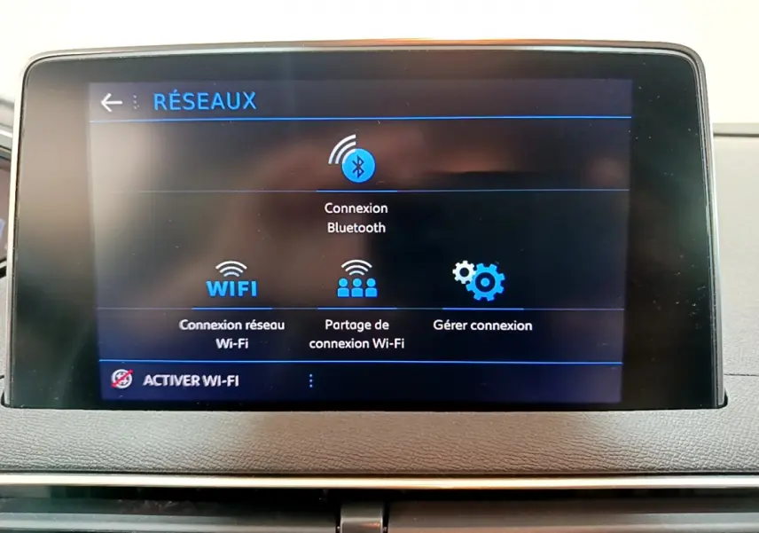 Écran tactile central du Peugeot 3008 2020 affichant les options de connexion Bluetooth et Wi-Fi sur un tableau de bord gris foncé.